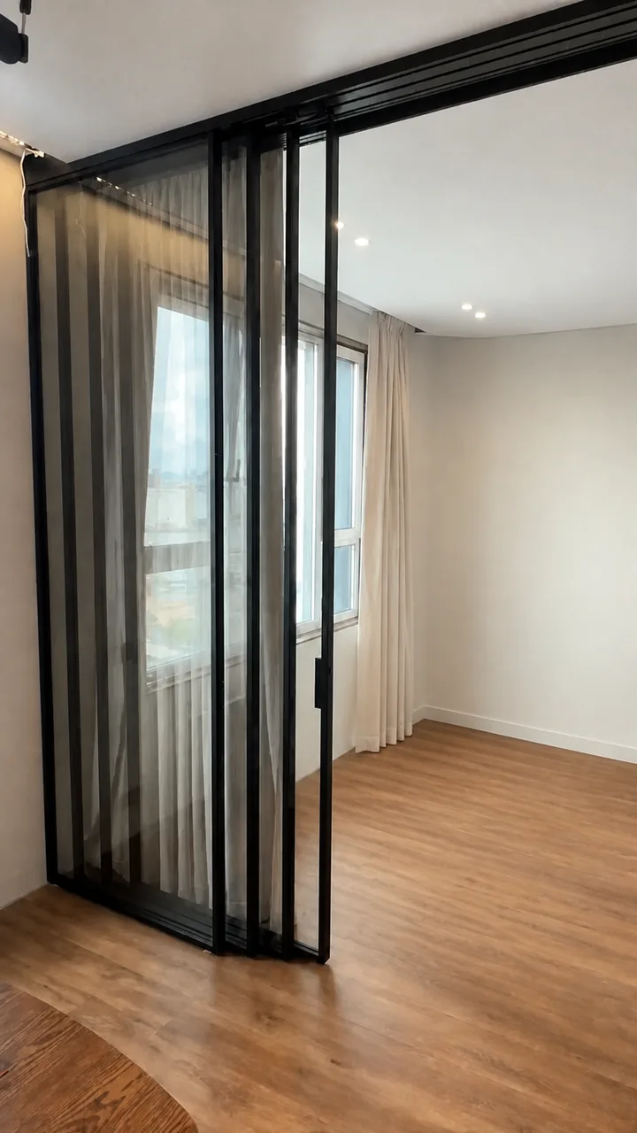 Установленная раздвижная перегородка ProfilDoors высотой 3 метра и шириной 3,8 метра